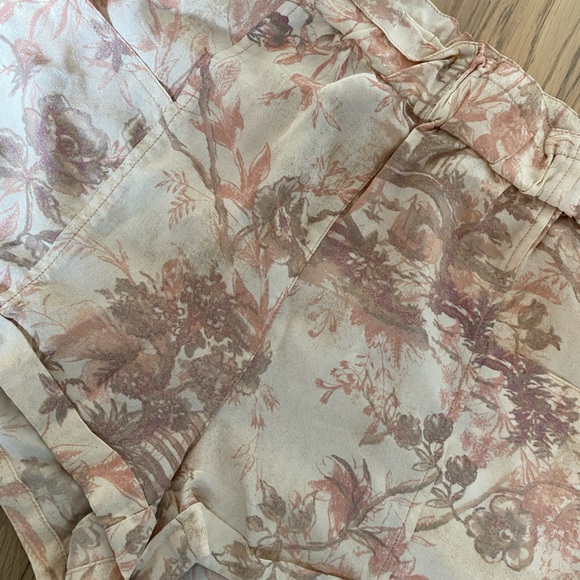 Like new Aritzia 100% silk shorts with pockets - Picture 6 of 6